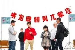 云端综艺剪辑罗生门封面，云形色块与两条分叉时间线